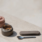 Zestaw sztućców Citron Brown ze stali nierdzewnej 304 z silikonowym etui, kompaktowy, bez BPA, idealny do lunch boxa, kolor: brązowy