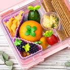 Trójkątne, różowe, silikonowe foremki marki Lekkabox w pojemniku Yumbox 