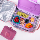 Zapakowany pojemnik Yumbox - z akcesoriami w postaci patyczków do koreczków