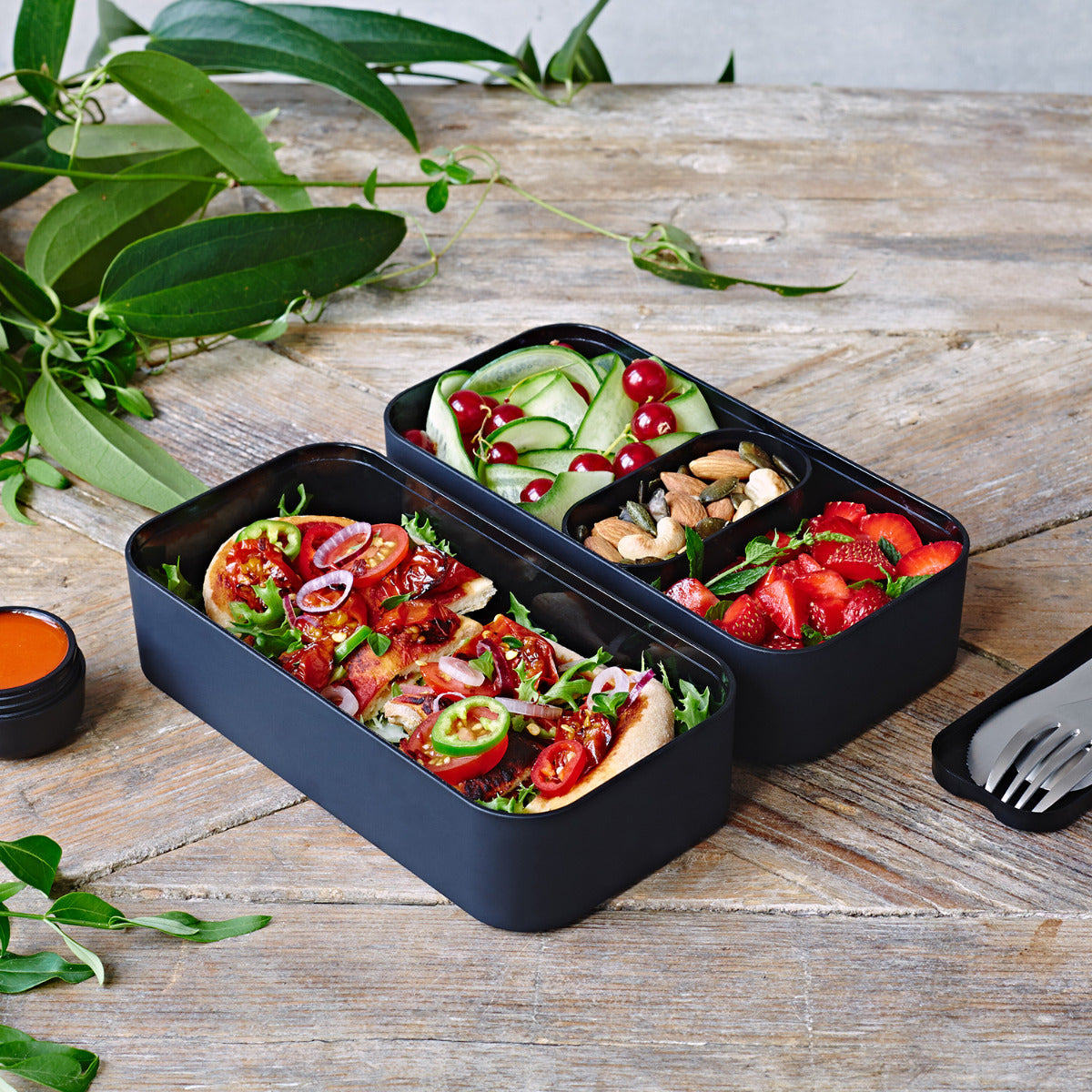 Monbento Original – dwupoziomowy lunchbox z miseczką. Szczelny, BPA free, do mikrofalówki i zmywarki. Stylowy francuski design, wzór: Onyx