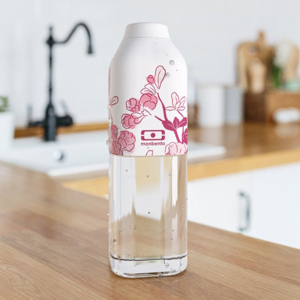 Monbento Positive M – ultralekka butelka 500 ml z tritanu. Trwała, kompaktowa, bez BPA, idealna do torby czy plecaka, wzór: magnolia