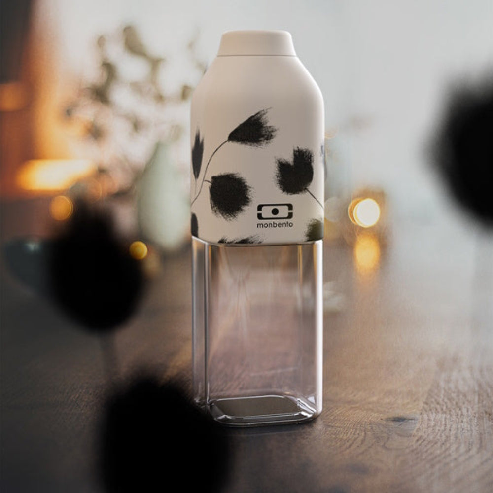Monbento Positive M – ultralekka butelka 500 ml z tritanu. Trwała, kompaktowa, bez BPA, idealna do torby czy plecaka, wzór: plume
