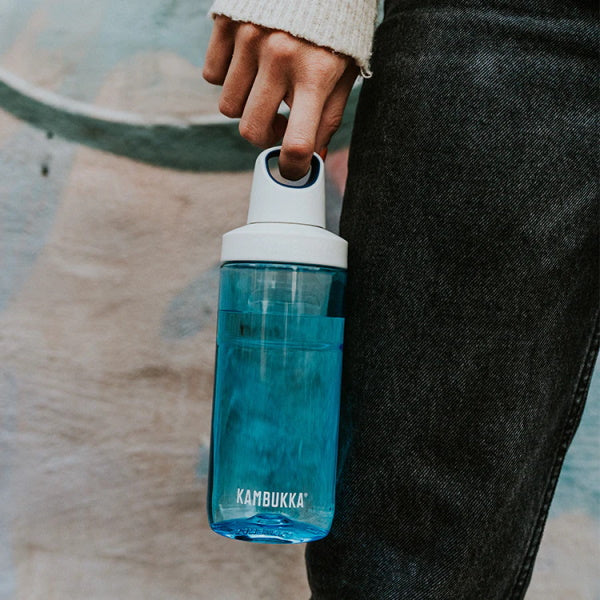 Kambukka Reno Saphire 500 ml – lekka butelka tritanowa, 100% szczelna, szeroki wlew, uchwyt pętelka, bez BPA, odporna na zapachy i promienie UV, kolor: niebieski