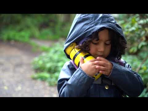 Jak dzieci używają butelki termicznej  Trzmiel marki Lund London - prezentacja