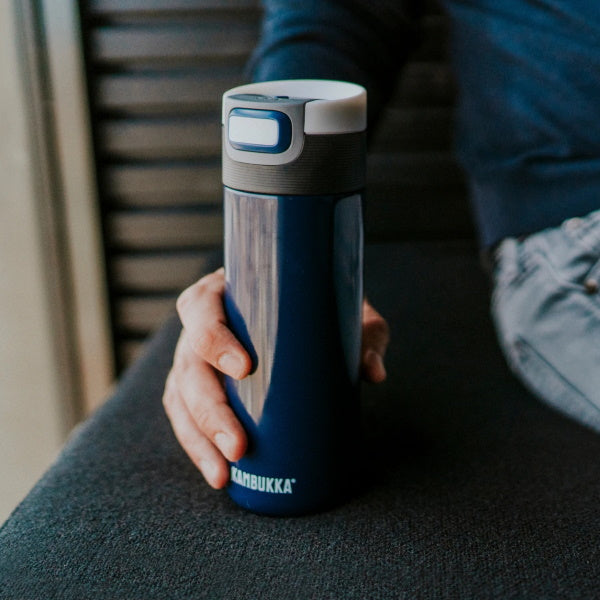 Kambukka Etna Denim Blue 500 ml – stalowy kubek termiczny, nakrętka 3w1, szczelny i stylowy, utrzymuje ciepło do 9h