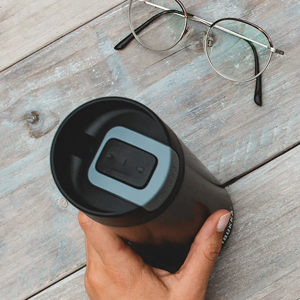 Kambukka Olympus Matte Black 500 ml – szczelny czarny kubek termiczny z silikonową podstawą i izolacją 11h/20h