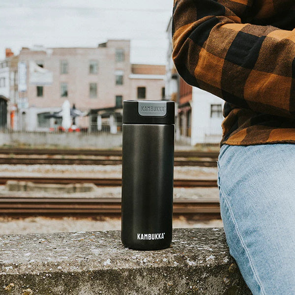 Kambukka Olympus Matte Black 500 ml – szczelny czarny kubek termiczny z silikonową podstawą i izolacją 11h/20h