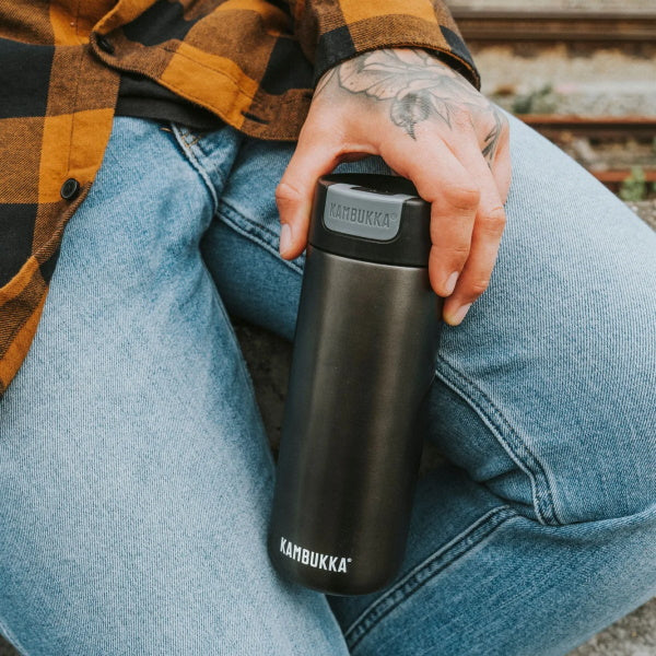 Kambukka Olympus Matte Black 500 ml – szczelny czarny kubek termiczny z silikonową podstawą i izolacją 11h/20h