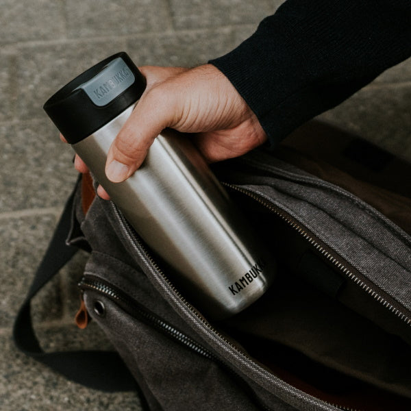 Kambukka Olympus Stainless Steel 500 ml – szczelny srebrny kubek termiczny z silikonową podstawą i izolacją 11h/20h