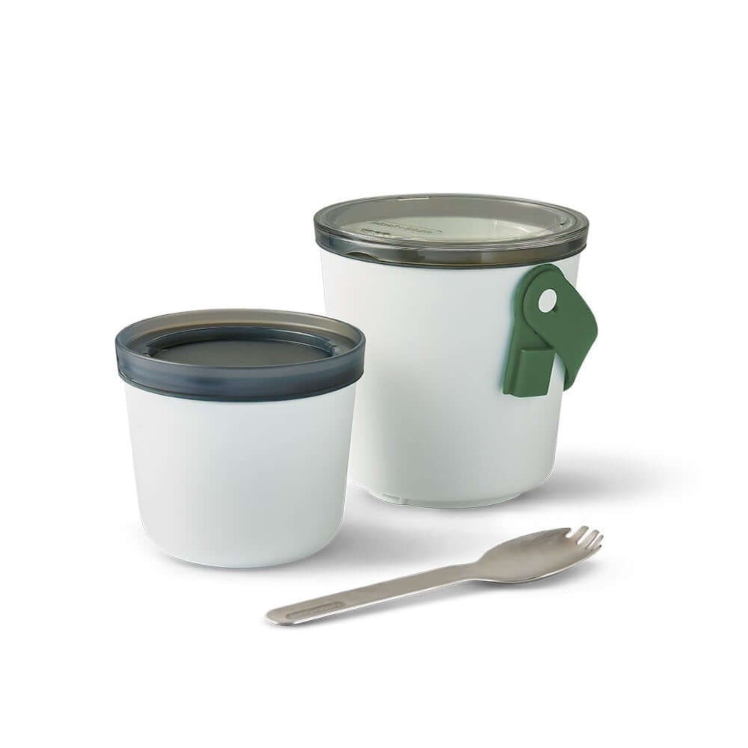 Black+Blum Lunch Pot – dwupoziomowy pojemnik z uchwytem i sporkiem. Szczelny, lekki i funkcjonalny – idealny do pracy, szkoły i podróży.