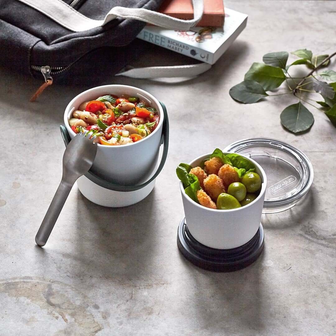 Black+Blum Lunch Pot – dwupoziomowy pojemnik z uchwytem i sporkiem. Szczelny, lekki i funkcjonalny – idealny do pracy, szkoły i podróży.
