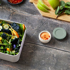 Monbento Temple M Natural Green – szczelny pojemnik 35 ml na sosy, dipy i jogurty. Kompatybilny z bento boxami, bez BPA, do mikrofalówki i zmywarki, kolor: zielony