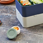 Monbento Temple M Natural Green – szczelny pojemnik 35 ml na sosy, dipy i jogurty. Kompatybilny z bento boxami, bez BPA, do mikrofalówki i zmywarki, kolor: zielony