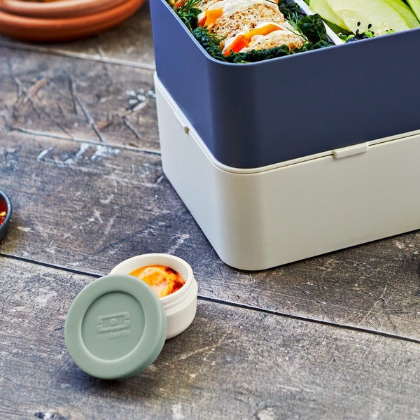 Monbento Temple M Natural Green – szczelny pojemnik 35 ml na sosy, dipy i jogurty. Kompatybilny z bento boxami, bez BPA, do mikrofalówki i zmywarki, kolor: zielony