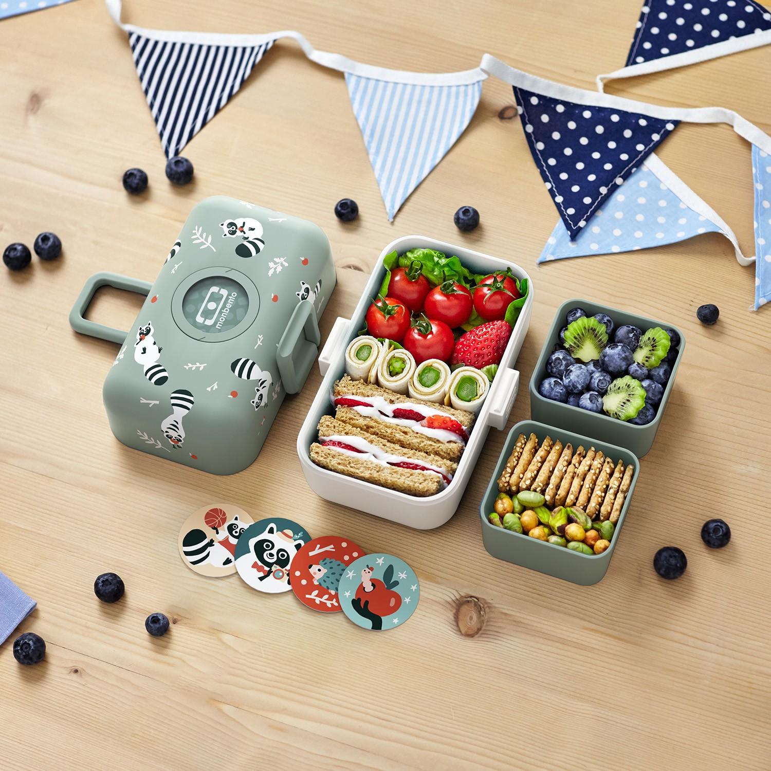 Monbento Tresor Racoon– lunchbox dla dzieci z 3 pojemnikami. Lekki, szczelny i łatwy w otwieraniu. Idealny do szkoły, na wycieczkę i piknik, wzór: szop