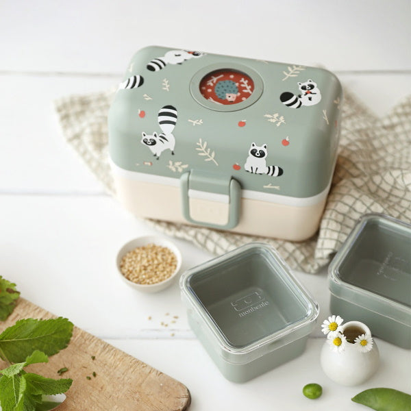 Monbento Tresor Racoon– lunchbox dla dzieci z 3 pojemnikami. Lekki, szczelny i łatwy w otwieraniu. Idealny do szkoły, na wycieczkę i piknik, wzór: szop