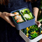   Monbento Square Natural Blue – francuski lunchbox 1,7 l z dwoma pojemnikami i separatorem. Szczelny, trwały i bez BPA. Idealny do pracy, szkoły i podróży, kolor: niebieski