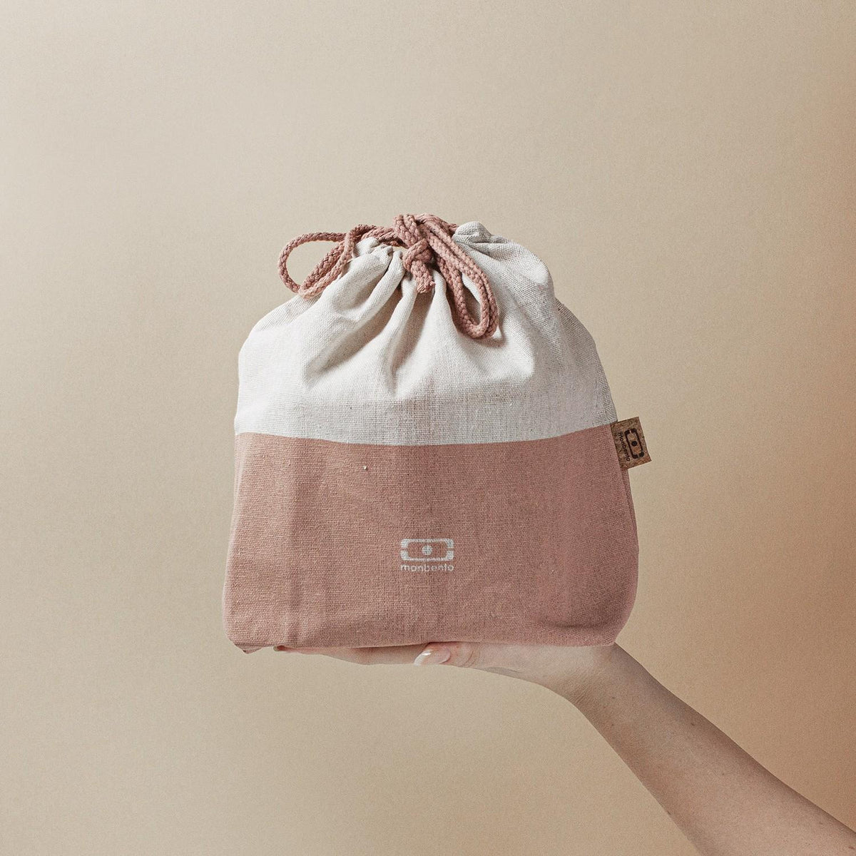 Monbento Pochette L Flamingo– lekka torba na lunchbox, imitacja lnu, zawiązywana, stylowa i ekologiczna. Idealna do pracy i szkoły, kolor: rozowy